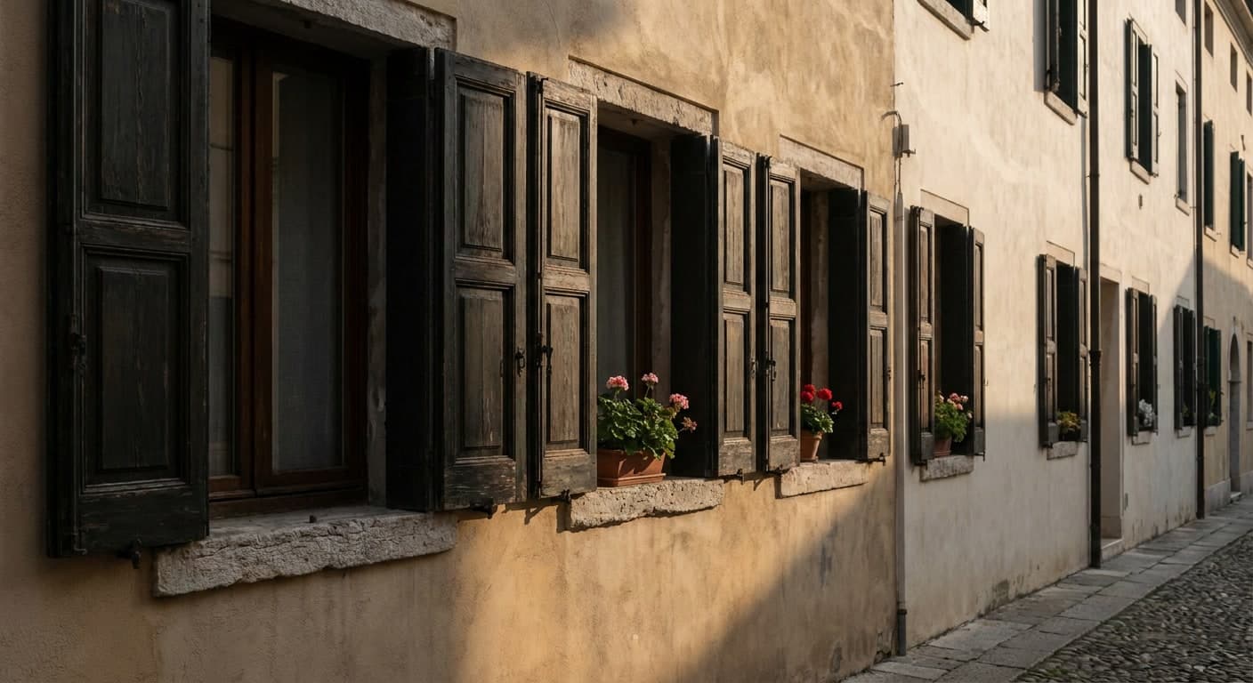 Facciata di centro storico con scuri alla vicentina